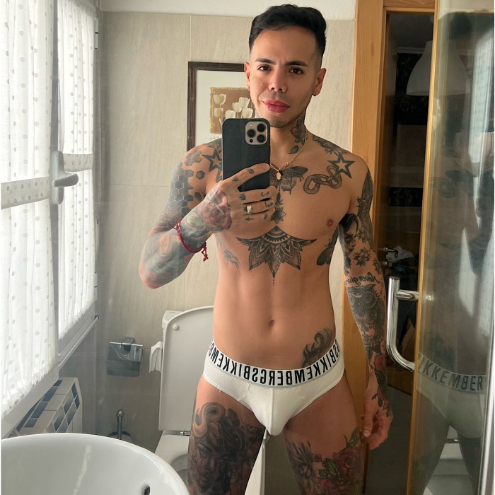 NOVEDAD Chico estudiante Cuerpo fibrado tatuado co