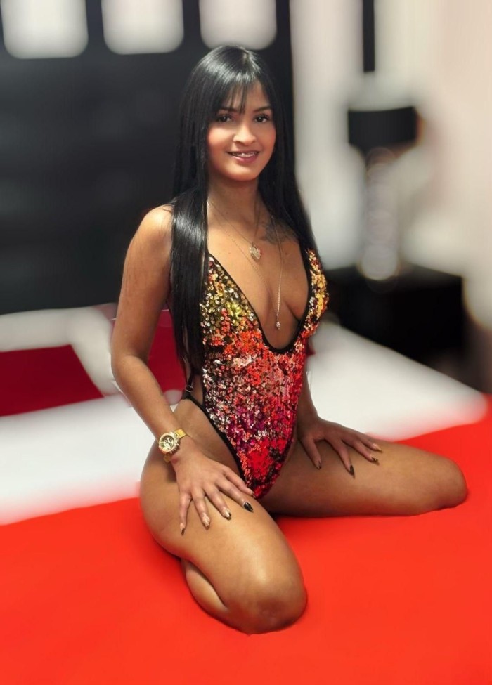 UNA FLACA BELLA QUE TE COMPLACERA MUY RICO