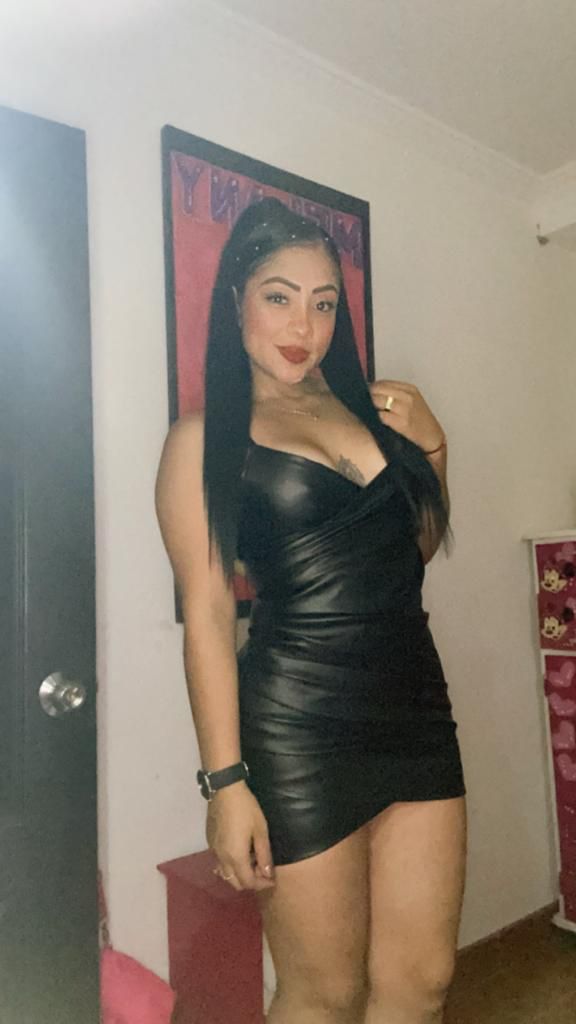 HERMOSA LATINA SENSUAL Y TRAVIESA.