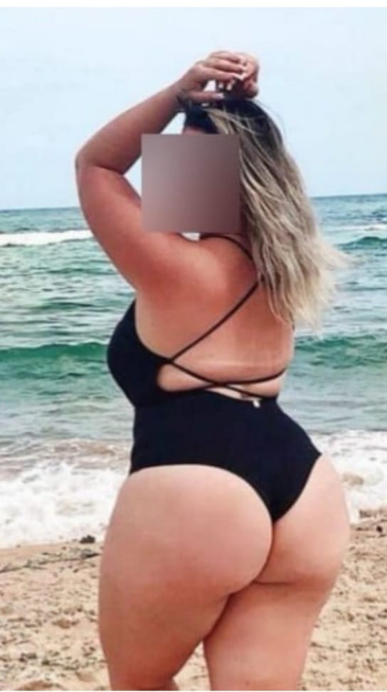 Rubia curvy atrevida y diablona