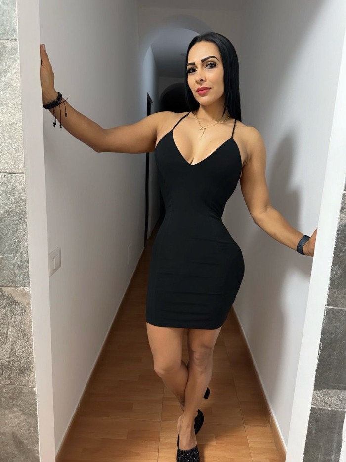 Claudia delgadita sexy y super extrovertida