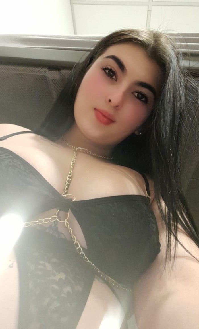 UNA MORENA JUGUETONA Y CARIÑOSA