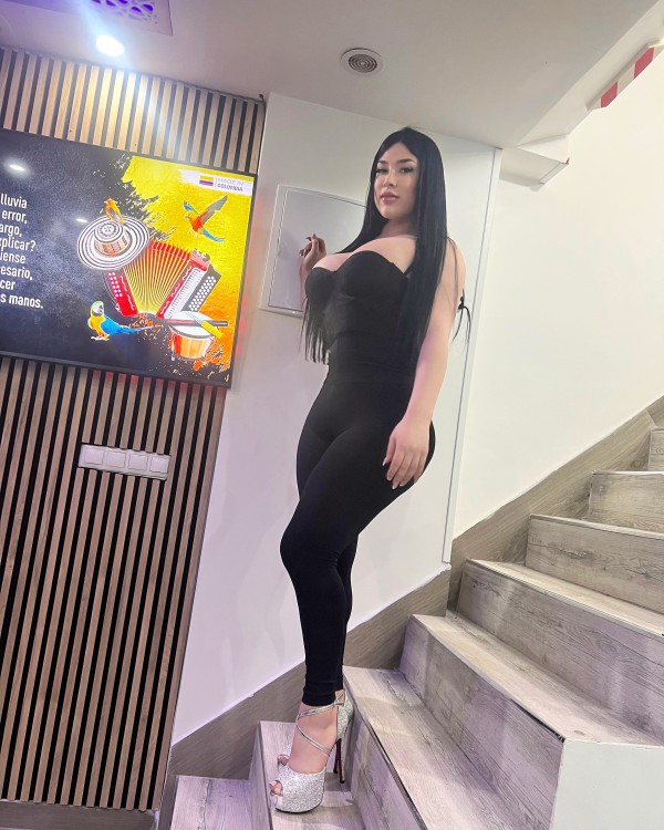 Trans femenina real de piel suave y buenas curvas