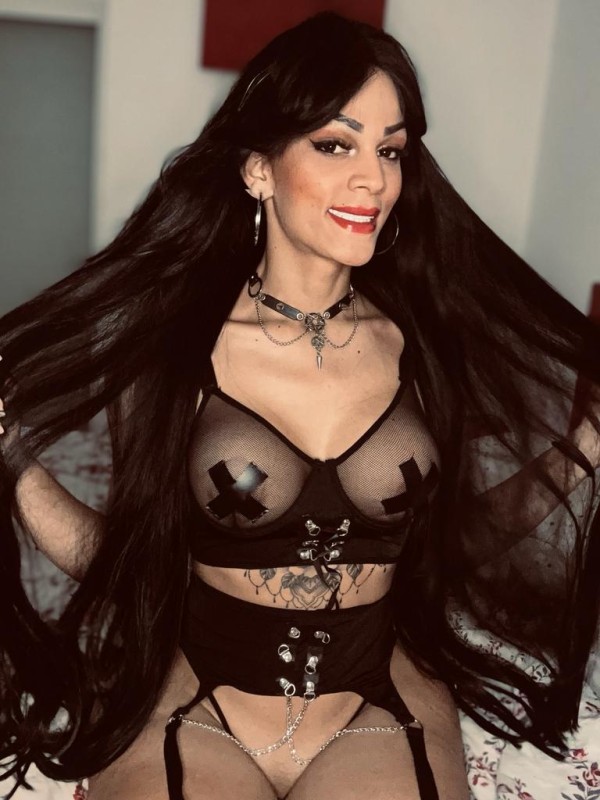 Latina bomba trans con un cuerpo de modelo