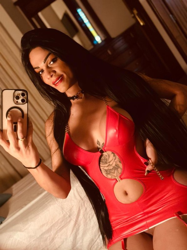 Latina bomba trans con un cuerpo de modelo