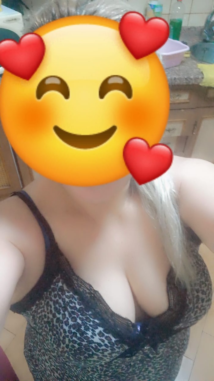 Sensual y cariñosa madurita latina