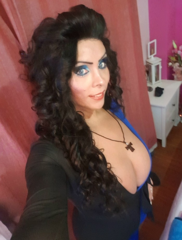 Travesti implicada versátil potente y muy complaci