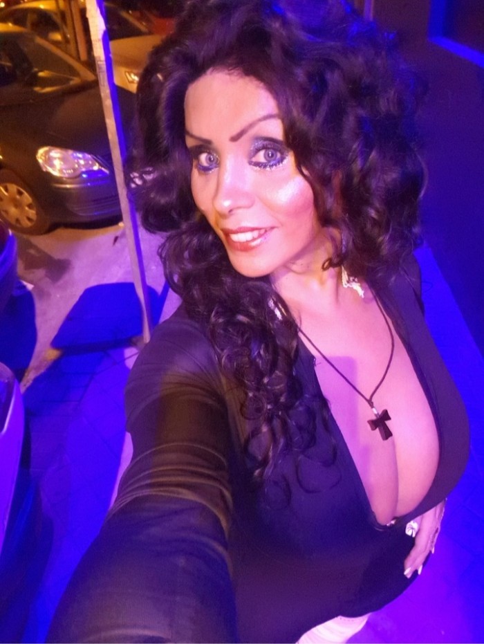 Travesti implicada versátil potente y muy complaci