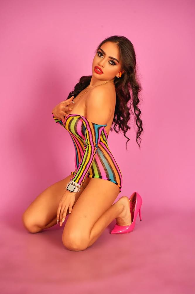 JOVEN MORENA LATINA Y CARIÑOSA