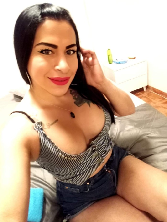 Latina sexy en vecindario balos