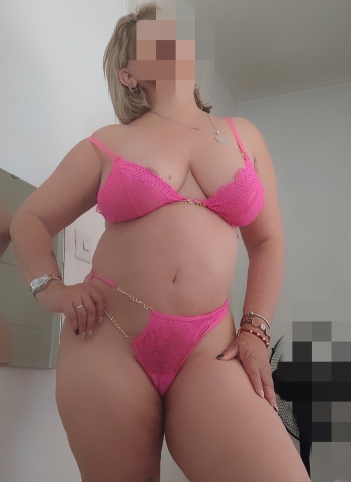 Explosiva rica con curvas clara colombiana madurita