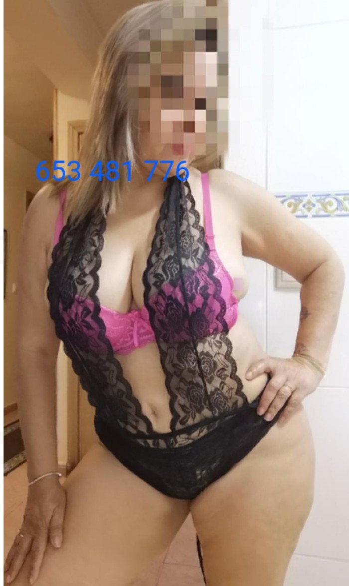 Explosiva rica con curvas clara colombiana madurita