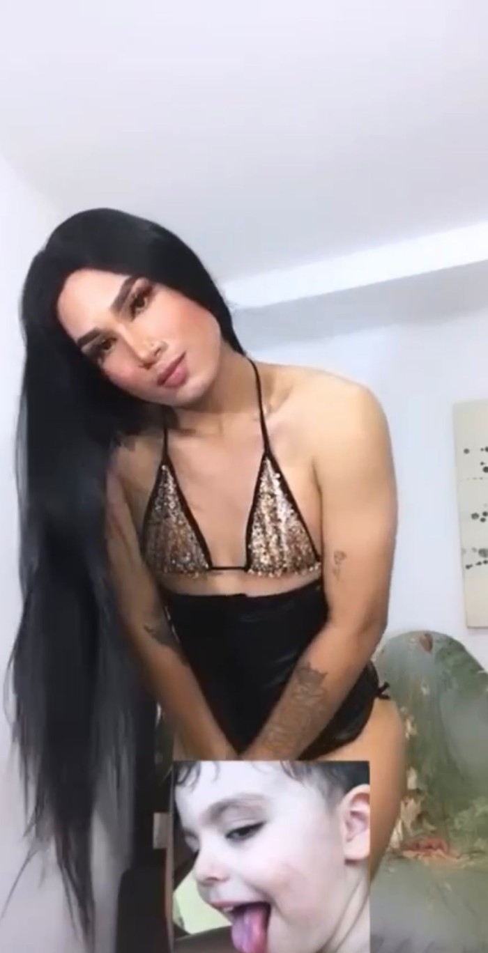 Chica trans femenina y con grande polla