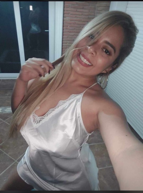 Hermosa rubia curvas definidas