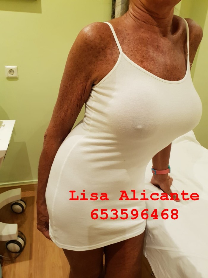 Lisa super implicada tetas grandes