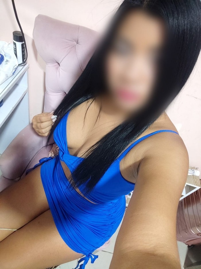 MORENA ACUERPADA MAMADORA