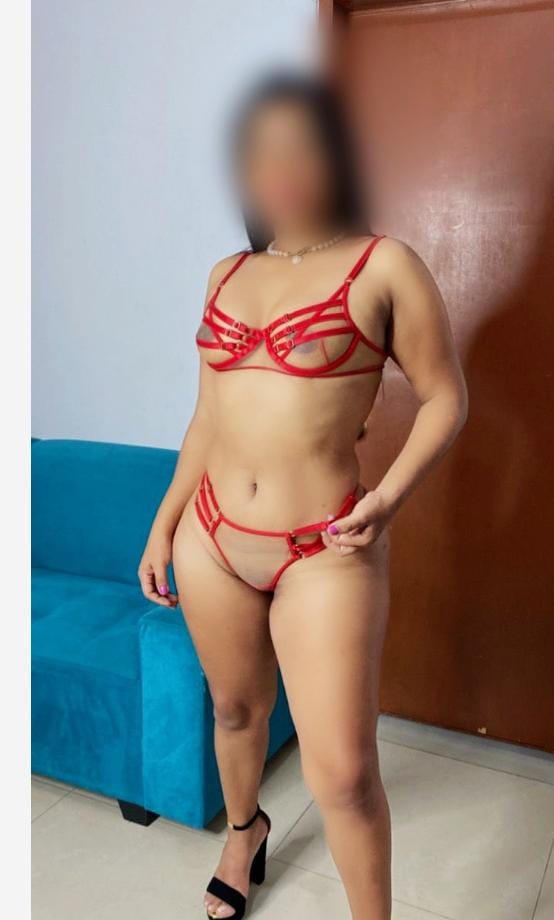 MORENA ACUERPADA MAMADORA