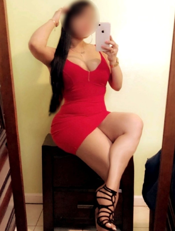 Morena latina cariñosa y complaciente