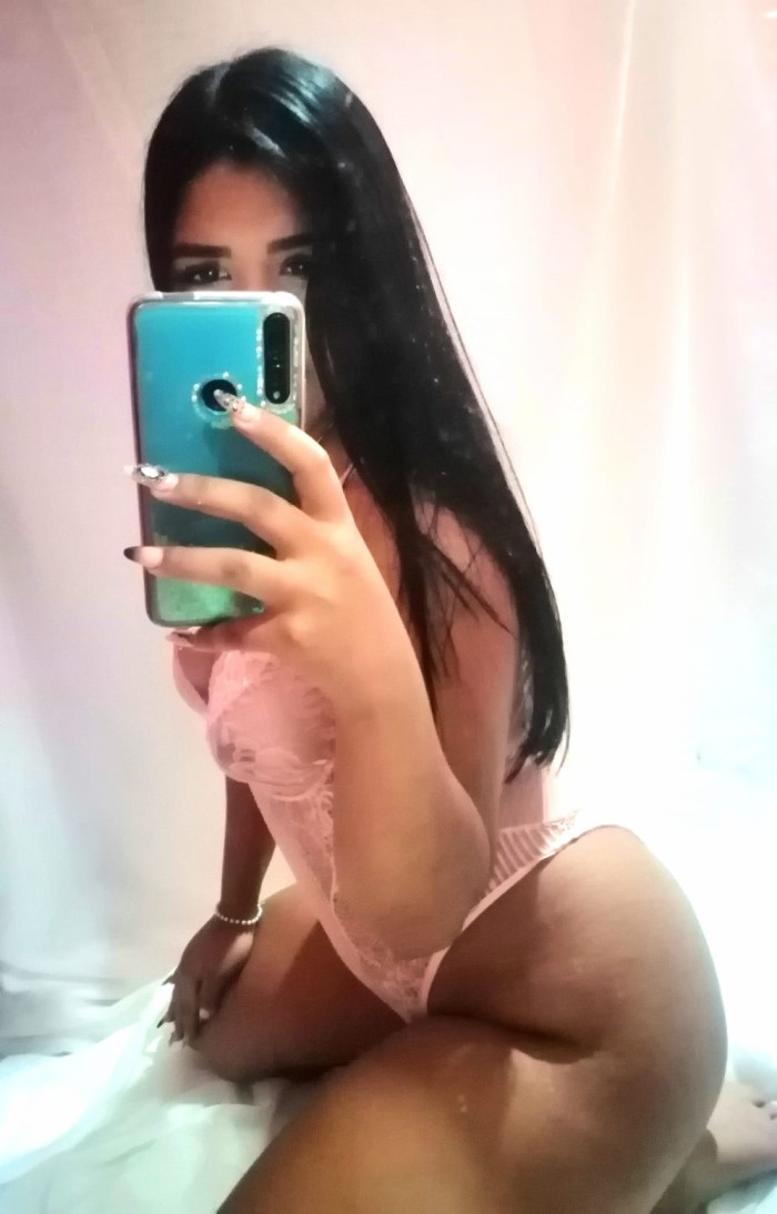 JOVENCITA RECIEN LLEGADITA, CON COÑITO MUY RICO