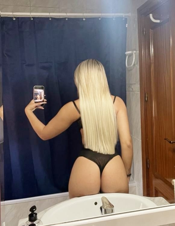 RUBIA ENCATADORA Y CALIENTE