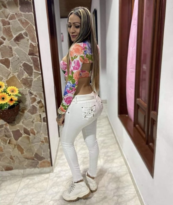 NOVEDAD TATUADA PAISA COLOMBIANA FEMENINA CON UNA RICA POLLA