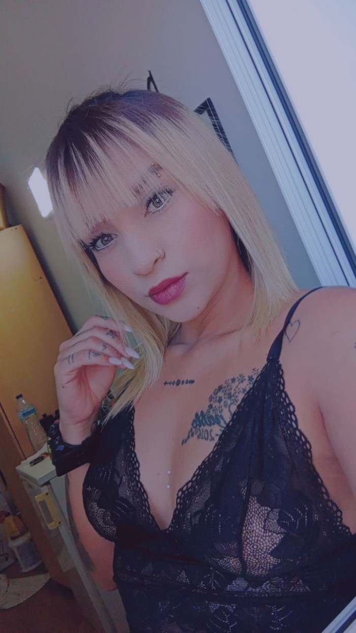 Rubia tatuada latina nueva en la isla