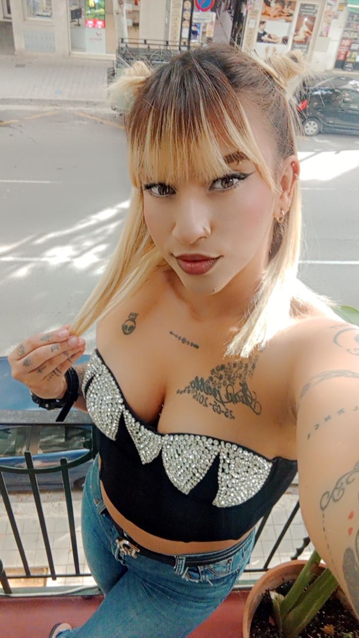 Rubia tatuada latina nueva en la isla