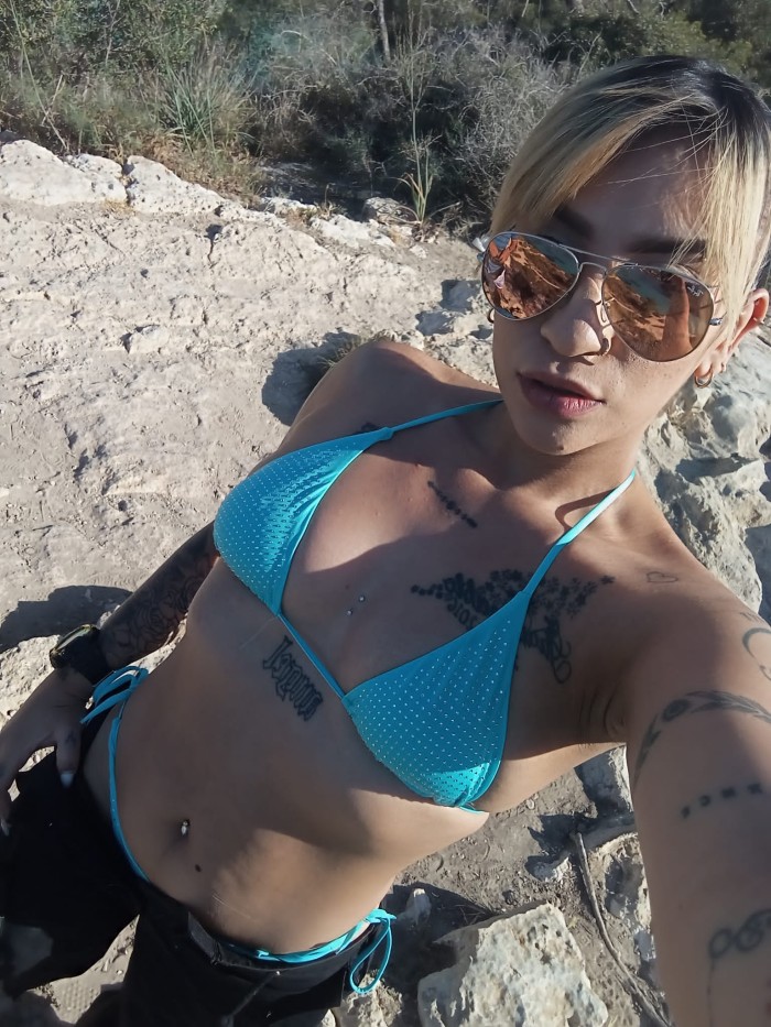 Rubia tatuada latina nueva en la isla