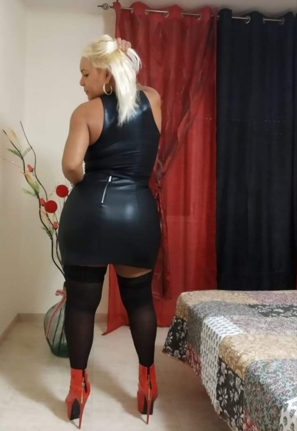 Travestí Shirley rubia exuberante besocona cañera