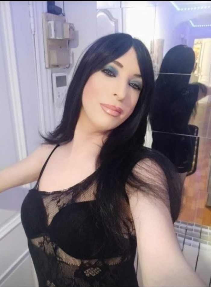 Trans española dotada lechera sexy