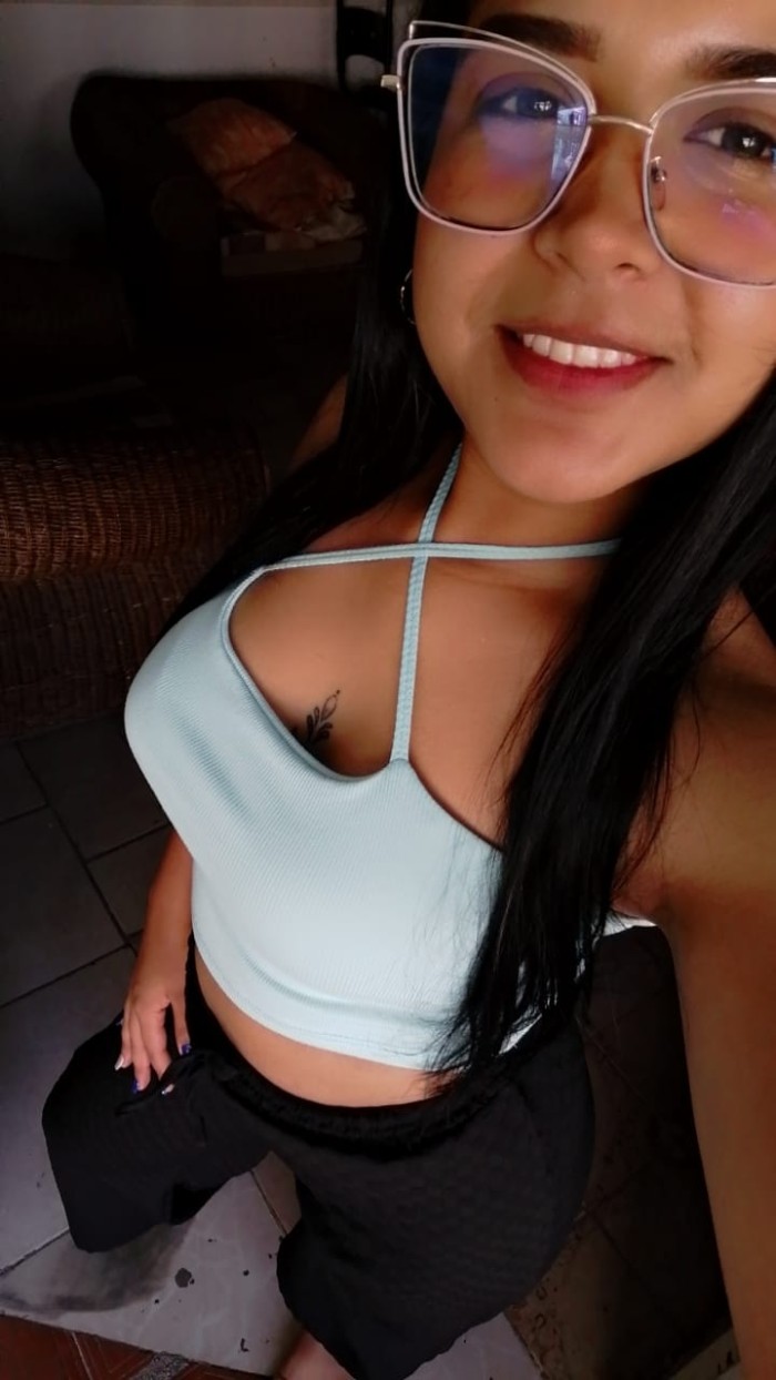 Latina juguetona