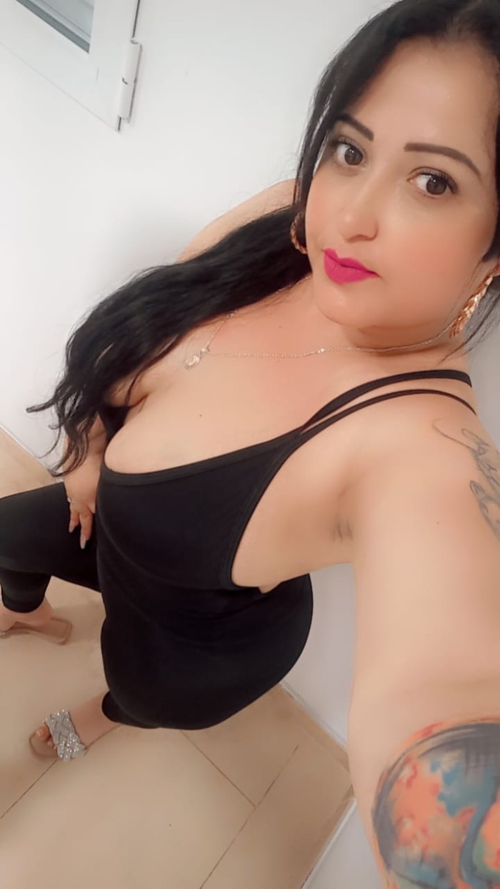 HERMOSA MUJER CON HERMOSAS CURVAS