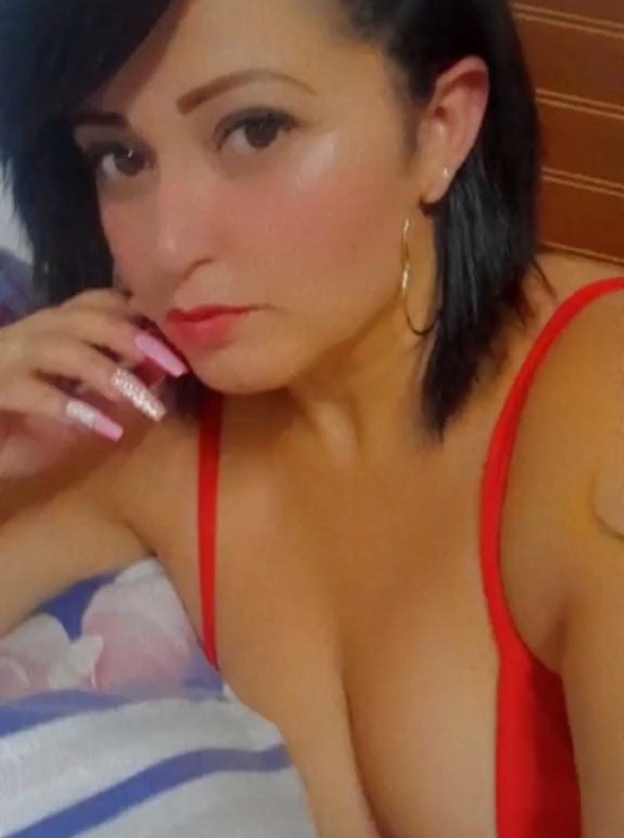 HERMOSA MUJER CON HERMOSAS CURVAS