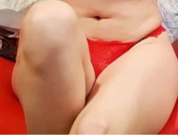 Mujer madura completamente cariñosa discreta