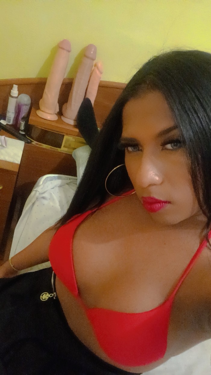 Sexy morena latina con una polla de 20 cm