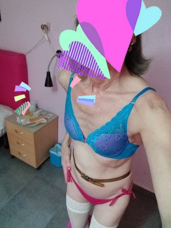 Trans madurita delgadita femenina hermosa