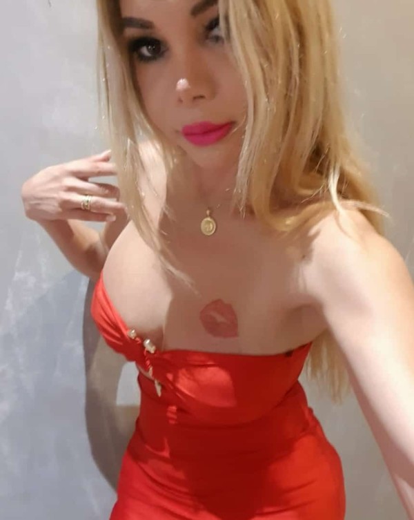 Bella rubia encantadora pasiva o activa fiestera