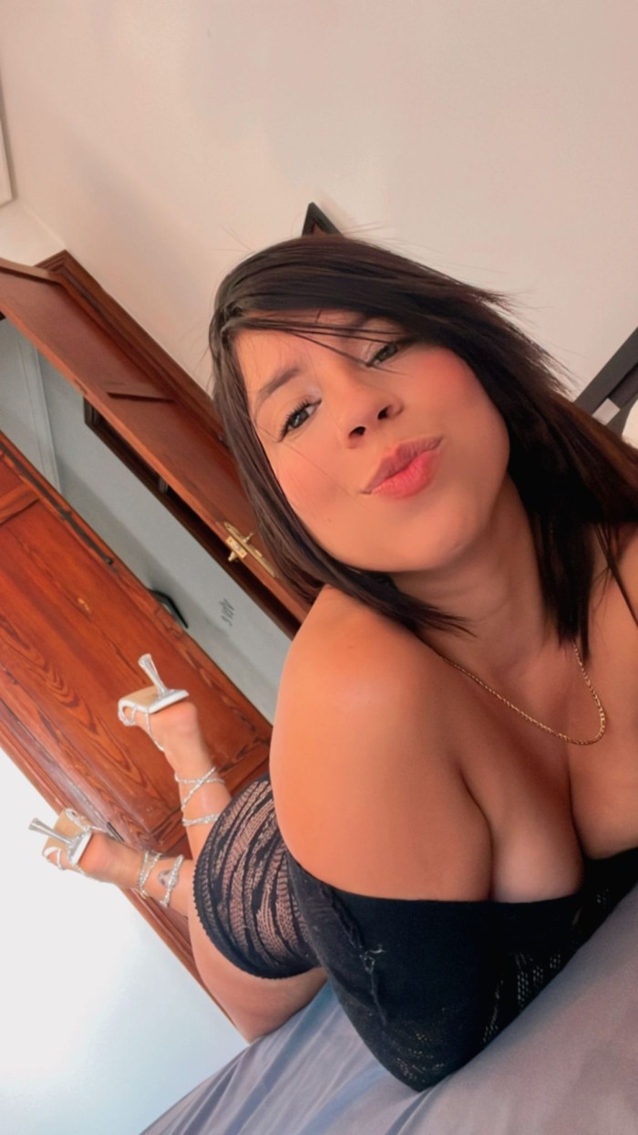 Jovencita dulce y tierna con ganas de follarte