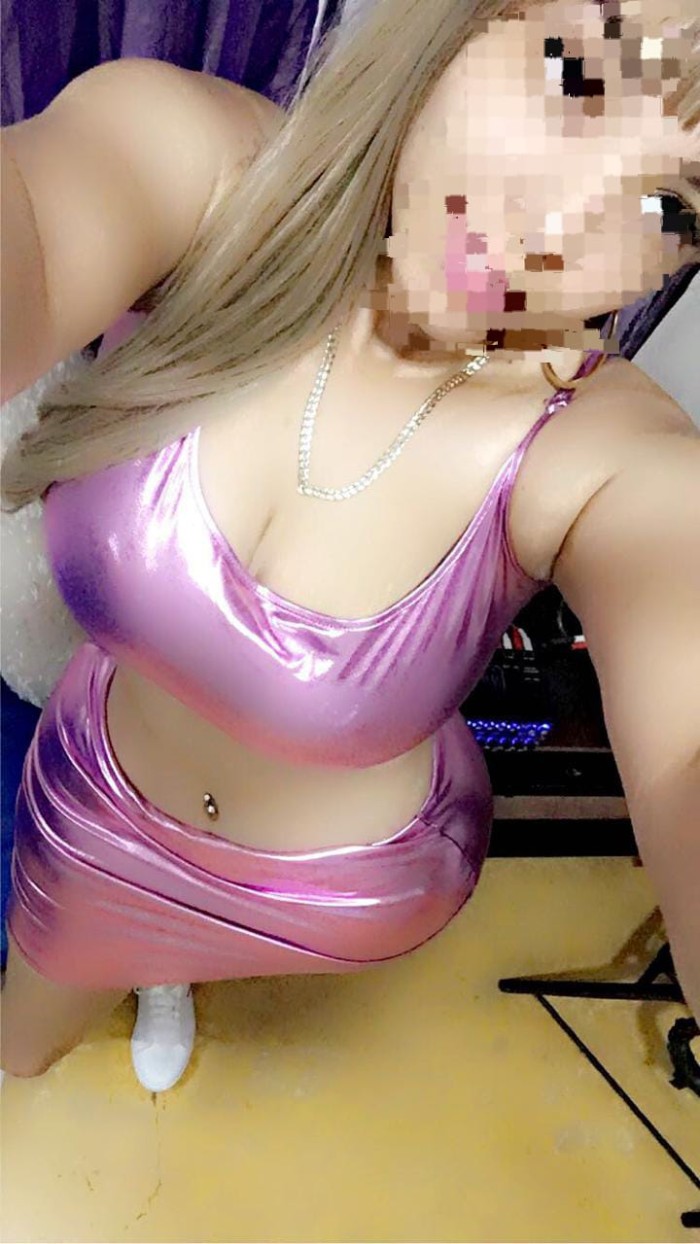 JOVEN HERMOSA ESPERANDO MUY CALIENTE