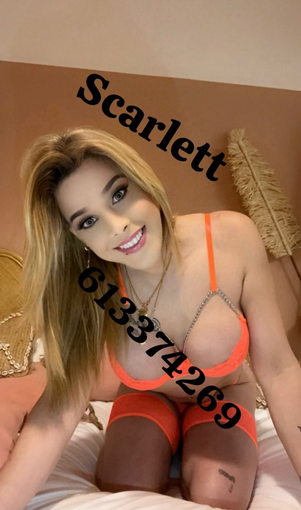 Chica trans femenina cariñosa y divertida