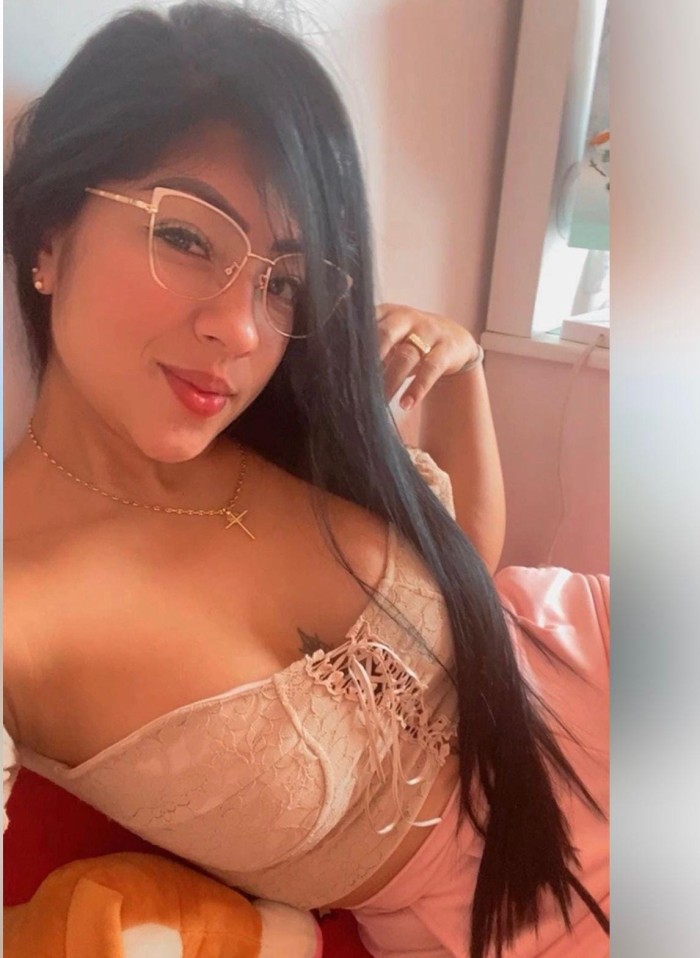 hermosa joven morena cautivadora, fiestera