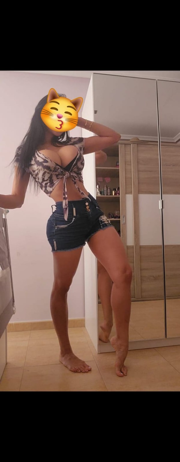 Latina morena muy cachonda con curvas importantes