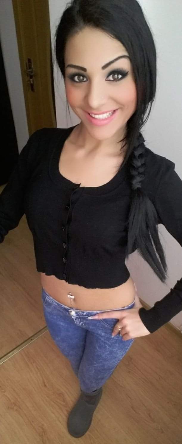 Soy una chica morena con un cuerpo muy bonito