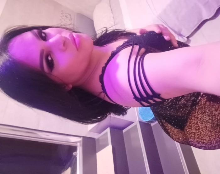 Nena trans morena recibe duro por el culo