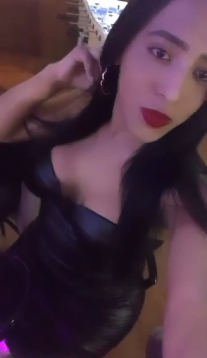 MORENA ESPECTACULAR CON UN CUERPO DE INFARTO