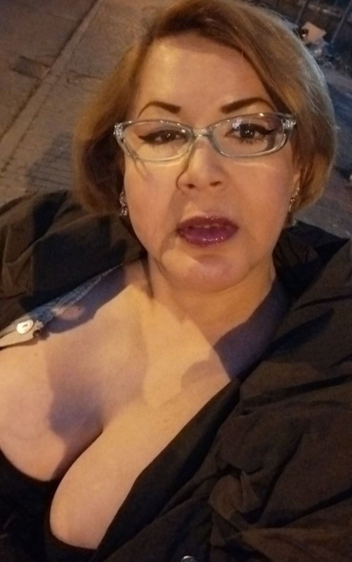 Latina madurita rellenita juguetona y cariñosa