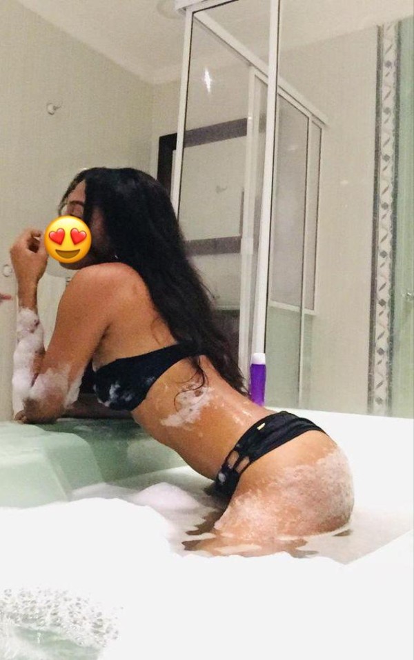 GUAPÍSIMA MORENA DELGADA COMPLETA DISCRETA SALIDAS