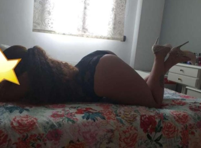 Un chica mulata cariñosa caliente