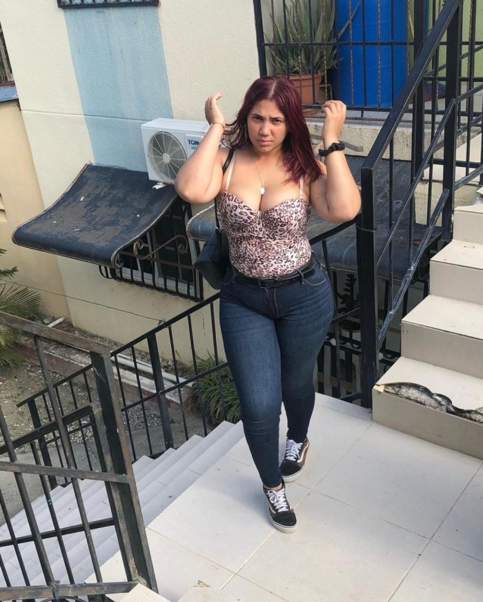 Joven bella llena de vida y salud lista para ti