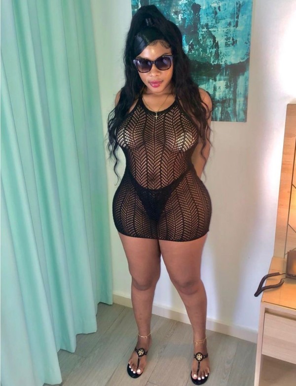 Hermosa morena joven nueva en la zona